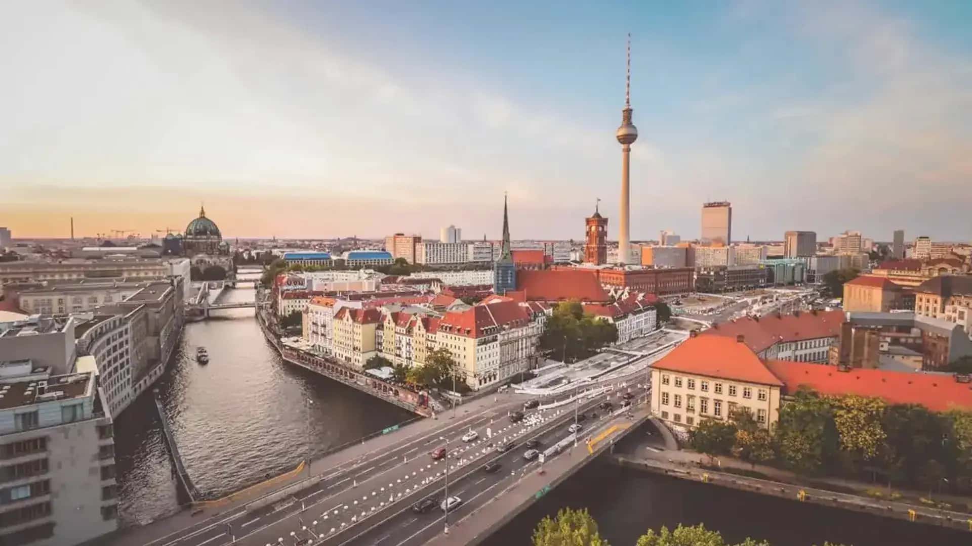Berlin Skyline bei Sonnenuntergang